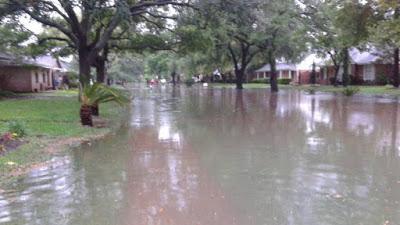 Por inundaciones sacan a la fuerza familias de Bombita.