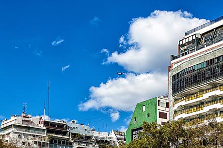 Avión volando hacia las nubes del cielo azul