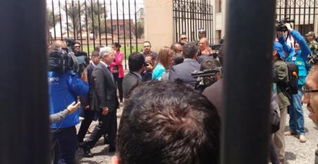 Presidente Uribe huye de los periodistas