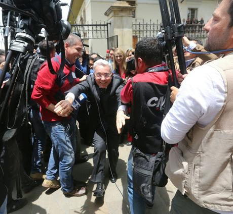 Presidente Uribe huye de los periodistas