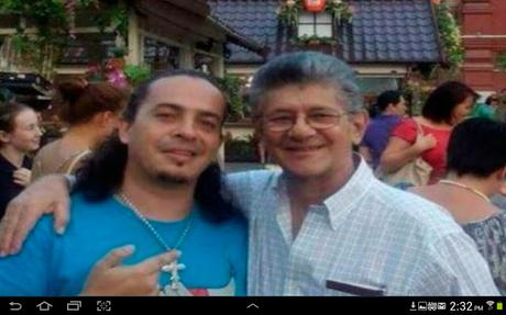LA FOTO DEL #NARCOTRAFICANTE ATRAPADO EN #RUSIA ABRAZADO CON RAMOS ALLUP (LAPTOP DELATA VÍNCULOS) LA FOTO DEL #NARCOTRAFICANTE ATRAPADO EN #RUSIA ABRAZADO CON RAMOS ALLUP (LAPTOP DELATA VÍNCULOS)