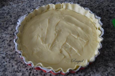 Tarta de hojaldre con crema y melocotón