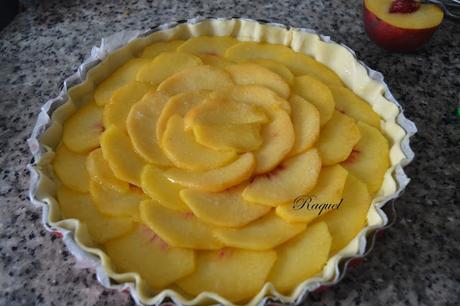 Tarta de hojaldre con crema y melocotón