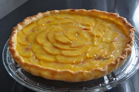 Tarta de hojaldre con crema y melocotón