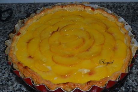 Tarta de hojaldre con crema y melocotón