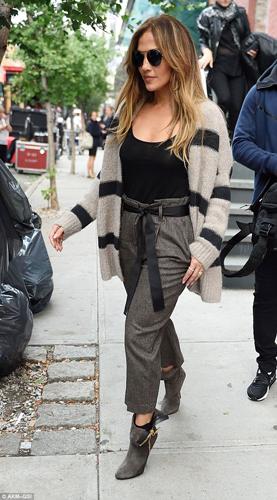 ¡A sus 47 años! Jlo lució con más #estilo que nunca mientras caminaba por#NY (FOTOS) ¡A sus 47 años! Jlo lució con más #estilo que nunca mientras caminaba por#NY (FOTOS)