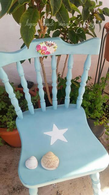 una silla decorada