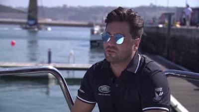 David Bustamante demuestra sus dotes en un catamarán David Bustamante demuestra sus dotes en un catamarán