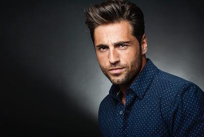 David Bustamante demuestra sus dotes en un catamarán David Bustamante demuestra sus dotes en un catamarán