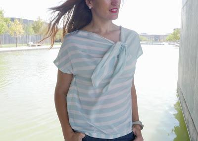 Blusa con nudo en el escote Blusa con nudo en el escote