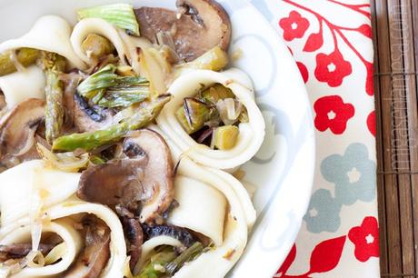 Noodles de taro con verdura y aderezo de soja, veganos