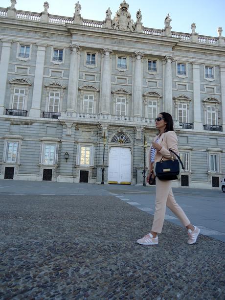 outfit-con-traje-y-gazelle-street-style