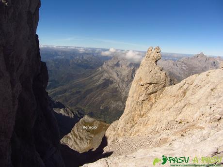 Vista del refugio de Collado Jermoso desde la Horcada de Tiro Callejo