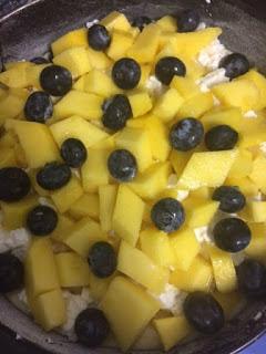 CRUMBLE DE RICOTTA , MANGO Y ARÁNDANOS