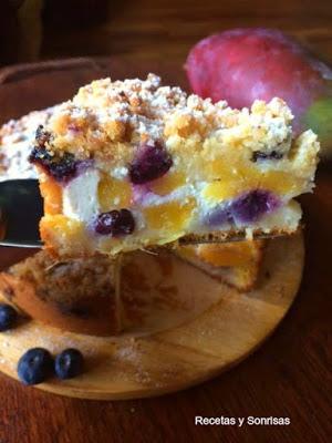 CRUMBLE DE RICOTTA , MANGO Y ARÁNDANOS