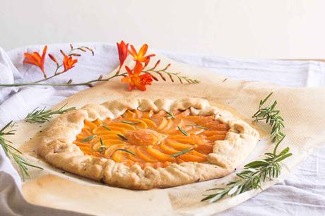 GALETTE DE ALBARICOQUES CON SALSA DE CARAMELO AL ROMERO