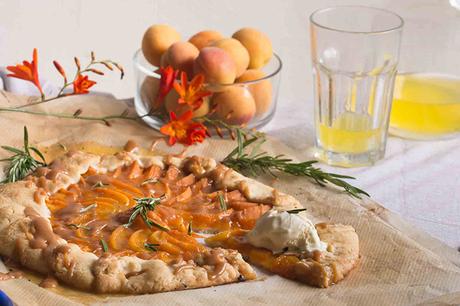 GALETTE DE ALBARICOQUES CON SALSA DE CARAMELO AL ROMERO