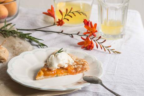 GALETTE DE ALBARICOQUES CON SALSA DE CARAMELO AL ROMERO