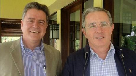 Juan Carlos Vélez y Álvaro Uribe. Fuente: https://todaslassombras.blogspot.com.co/2016/10/todos-son-desechables-para-uribe.html