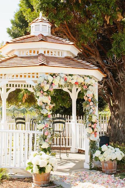 Decora la glorieta de tu boda con flores - Foto: www.stylemepretty.com