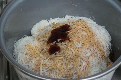 Fideos de arroz con gambones a la barbacoa