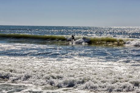 Un surfista solitario sobre las olas.