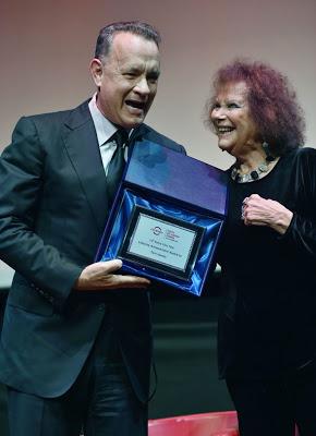 Tom Hanks recibe premio de manos de Claudia Cardinale