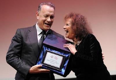 Tom Hanks recibe premio de manos de Claudia Cardinale