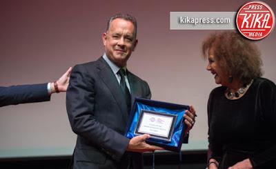 Tom Hanks recibe premio de manos de Claudia Cardinale