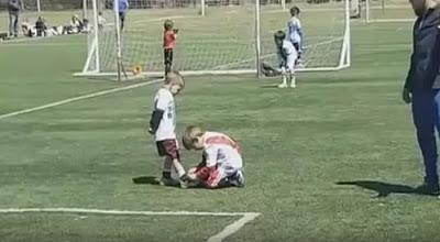 El niño que paró un partido para atarle las botas a un rival