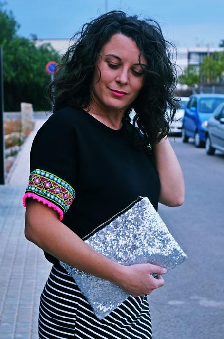 look_camiseta_detalles_mangas_falda_rayas_streetstyle_fashionblogger_mivestidoazul-7