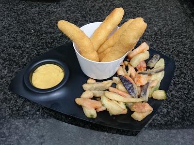 FINGERS DE POLLO SIN GLUTEN Y TEMPURA DE VERDURAS MAHESO CON SALSA DE MOSTAZA Y MIEL