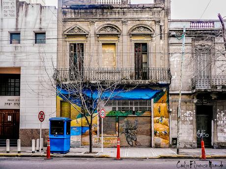 Edificio santiguo con pintura de un ciclista en el porton.l