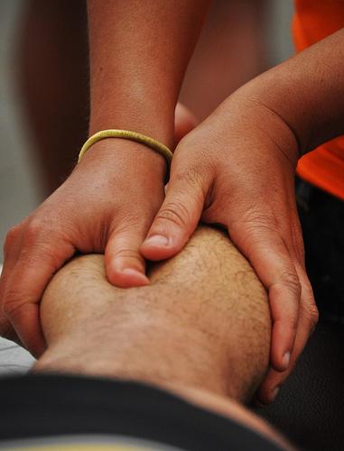 Cómo dar un relajante masaje de piernas a tu pareja Masaje deportivo a ciclistas