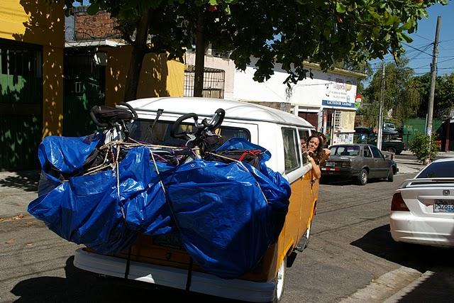 y la vida siguió, como siguen las cosas que no tienen mucho sentido....