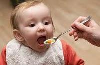 Dar a los bebés alimentos sólidos muy pronto se asocia con obesidad más adelante en la vida