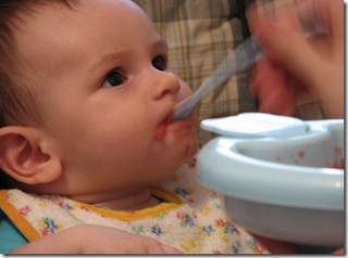 Los alimentos sólidos a los bebés antes de los cuatro meses puede generar  obesidad
