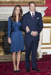 kate-eligio-un-sencillo-vestido-azul-a-juego-con-el-anillo kate eligio un sencillo vestido azul a juego con el anillo 204x300 Kate Middleton, una princesa moderna