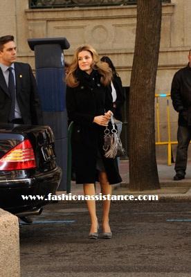 Dña. Letizia visita la Cadena Cope y repite por cuarta vez uno de sus vestidos favoritos, un diseño en gris de Felipe Varela