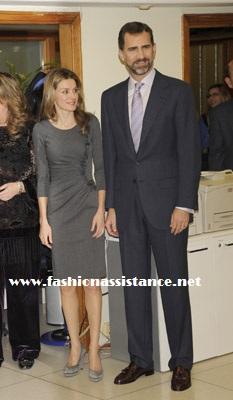 Dña. Letizia visita la Cadena Cope y repite por cuarta vez uno de sus vestidos favoritos, un diseño en gris de Felipe Varela