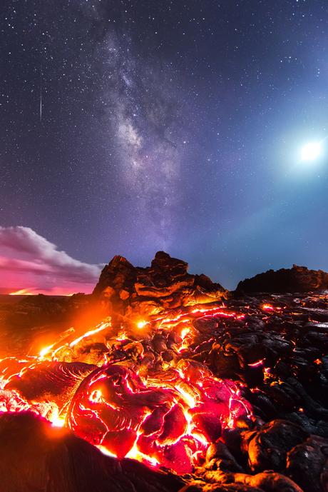 Una erupción volcánica fotografiada en el contexto de la Vía Láctea, la Luna y un meteoro
