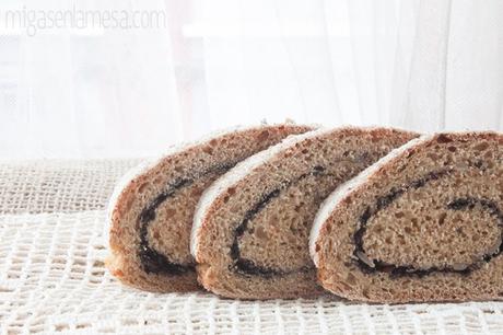 Pan integral de trigo y maíz con espiral de sésamo negro, con masa madre