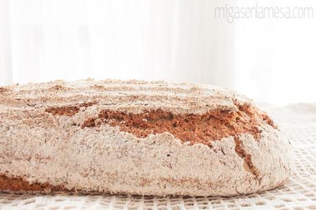 Pan integral de trigo y maíz con espiral de sésamo negro, con masa madre