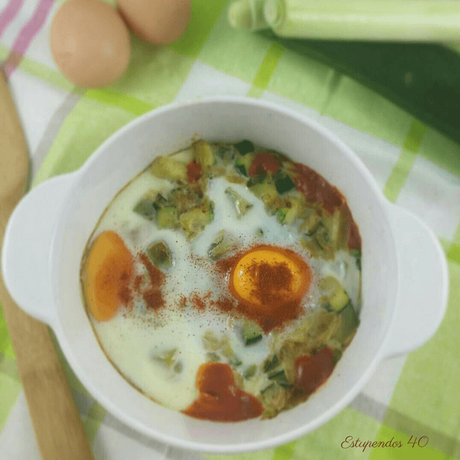 huevos-al-plato-con-puerro-y-calabacín