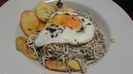 Huevos estrellados con gulas y trufas 20161015_194903.jpg