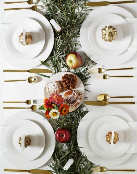 Mesa de otoño con place card de calabazas