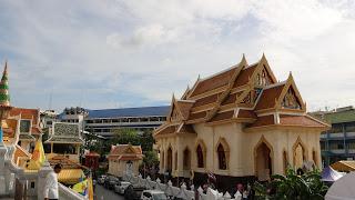 Consulado Tailandia con libro de condolencia