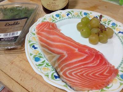 FILETE DE SALMON EN SALSA DE CAVA, NATA Y UVAS MOSCATEL CON ENELDO FRESCO