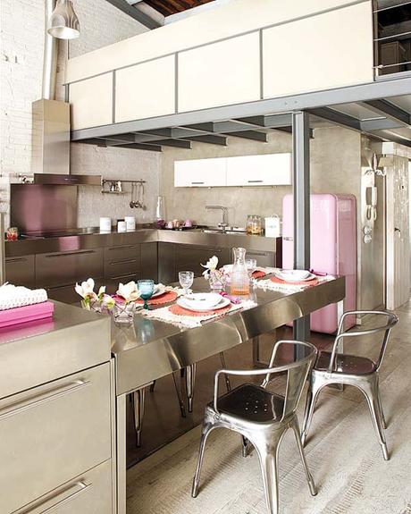 un loft estilo industrial con un toque de rosa
