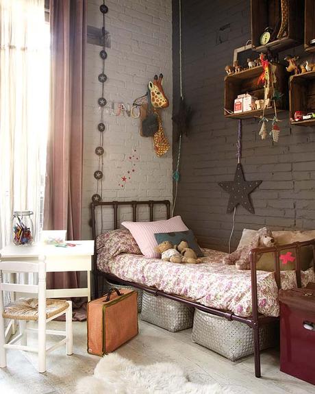Un loft con un toque de... ROSA black and grey painted brick wall, kids rooms